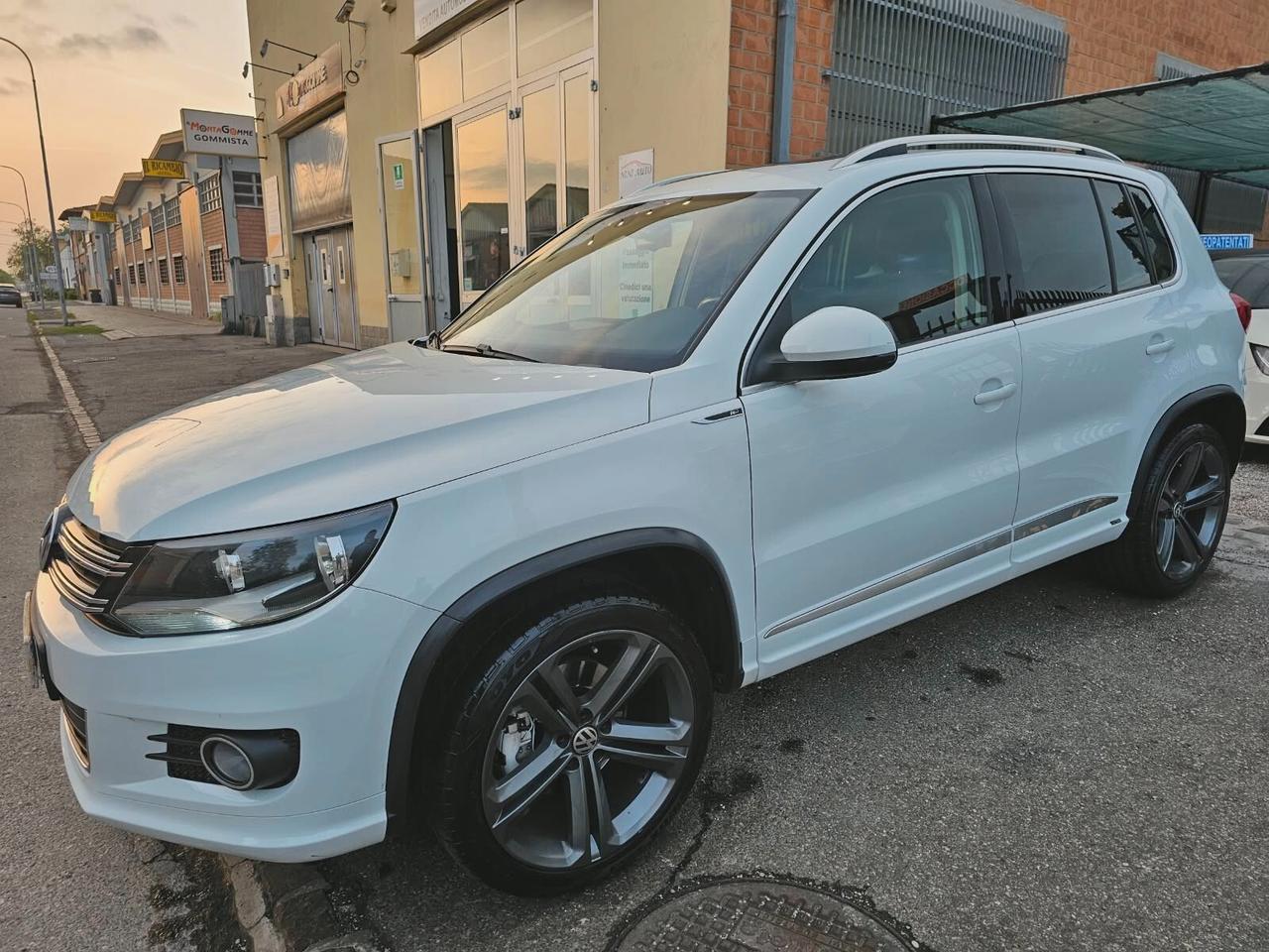 Volkswagen Tiguan 2.0 TDI 177cv R-Line 4Motion DSG*Navi*19*
