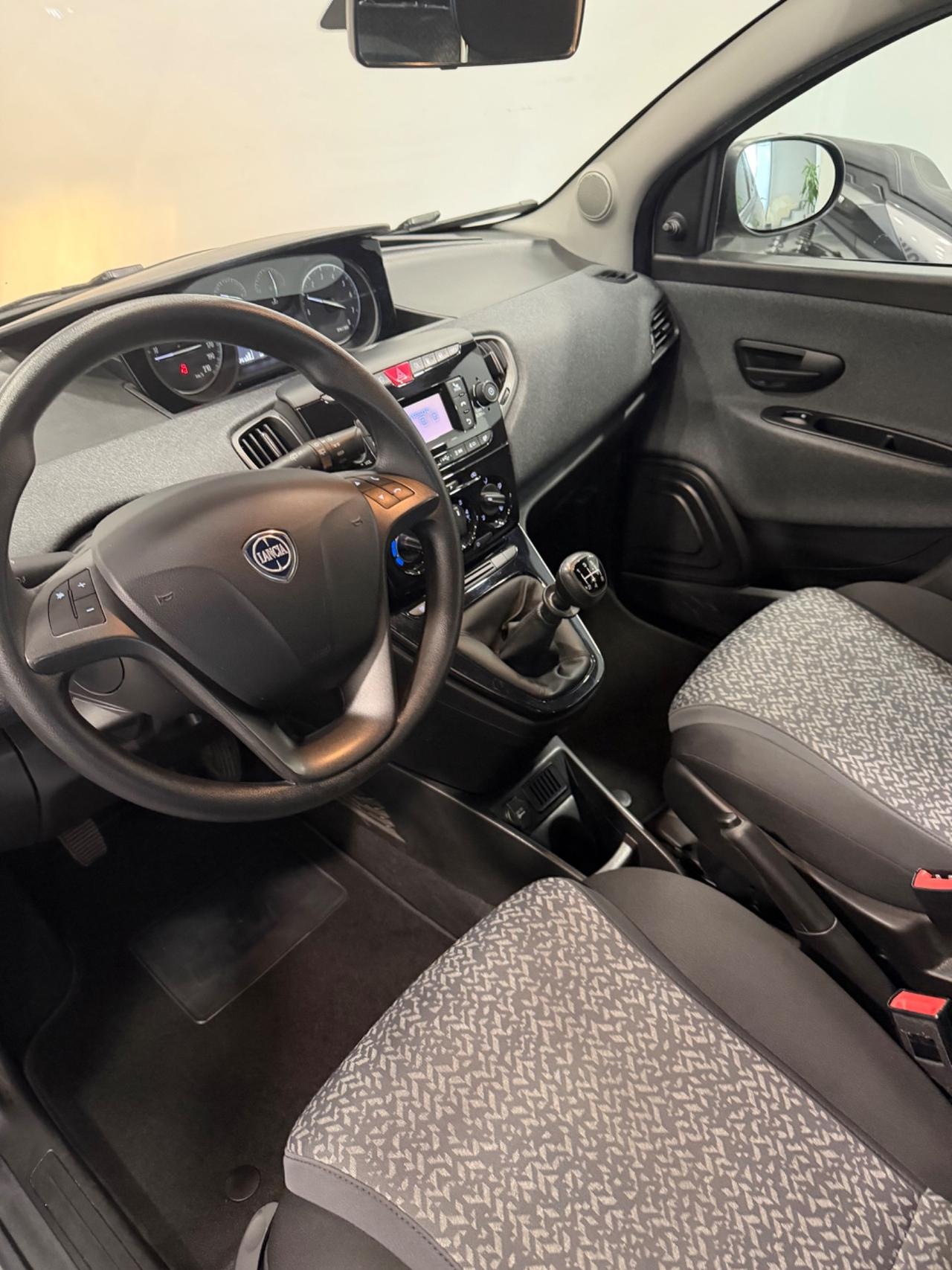 Lancia Ypsilon Elefantino Blu Gpl casa madre