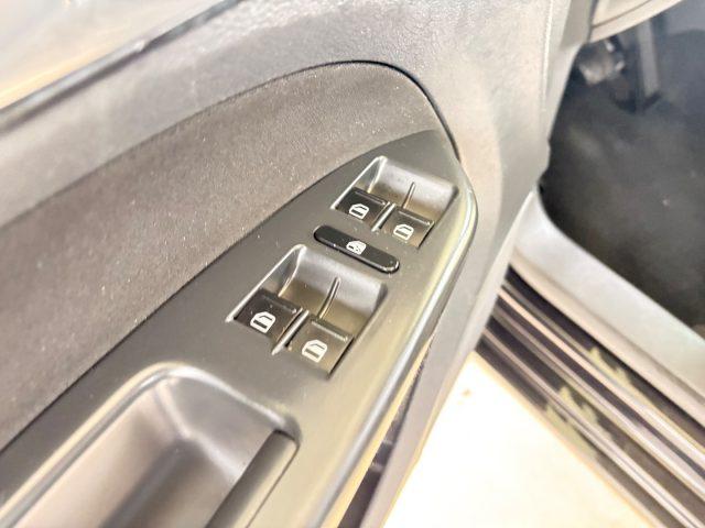VOLKSWAGEN Touran 1.6 BENZINA FARI FENDI CERCHI IN LEGA OK NEOP