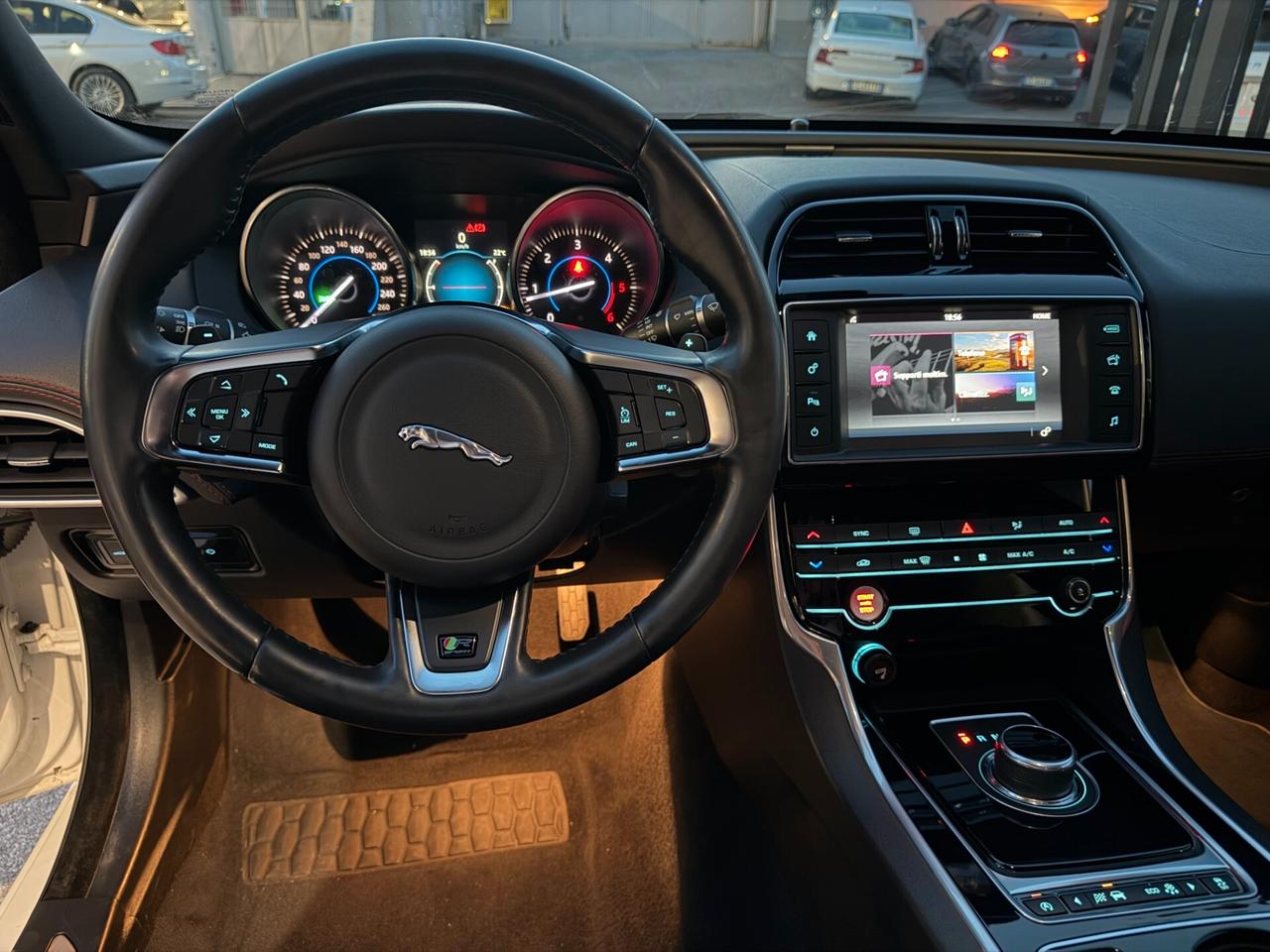 Jaguar XE 2.0 D Turbo R-Sport