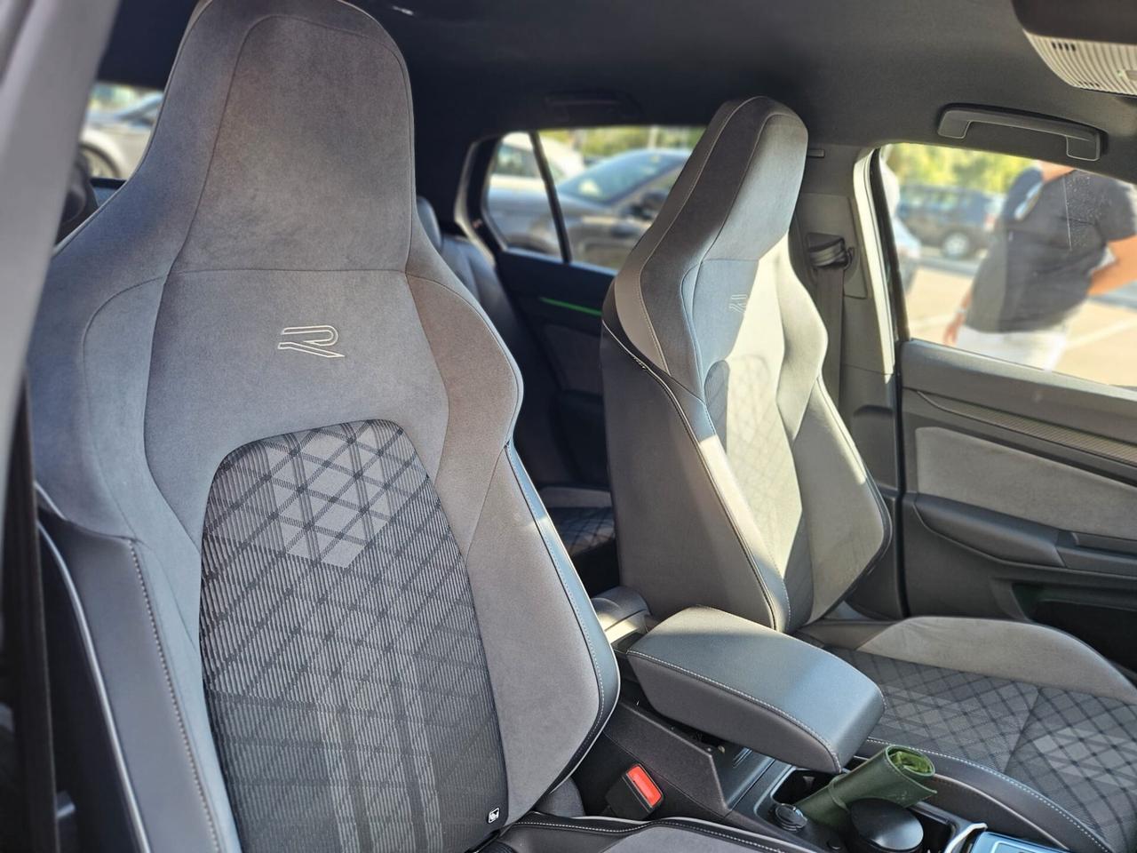 Volkswagen Golf 1.5 eTSI 150 CV DSG R-Line