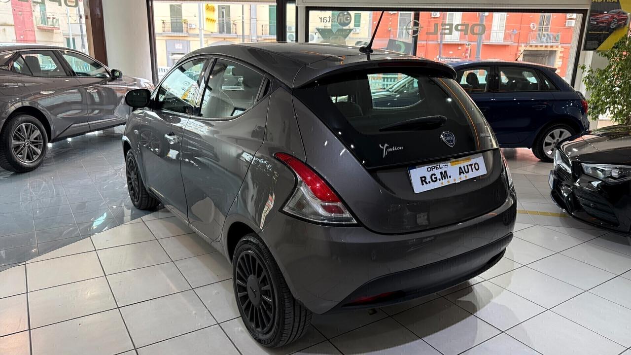 Lancia Ypsilon 1.0 FireFly 5 porte S&S Hybrid Silver