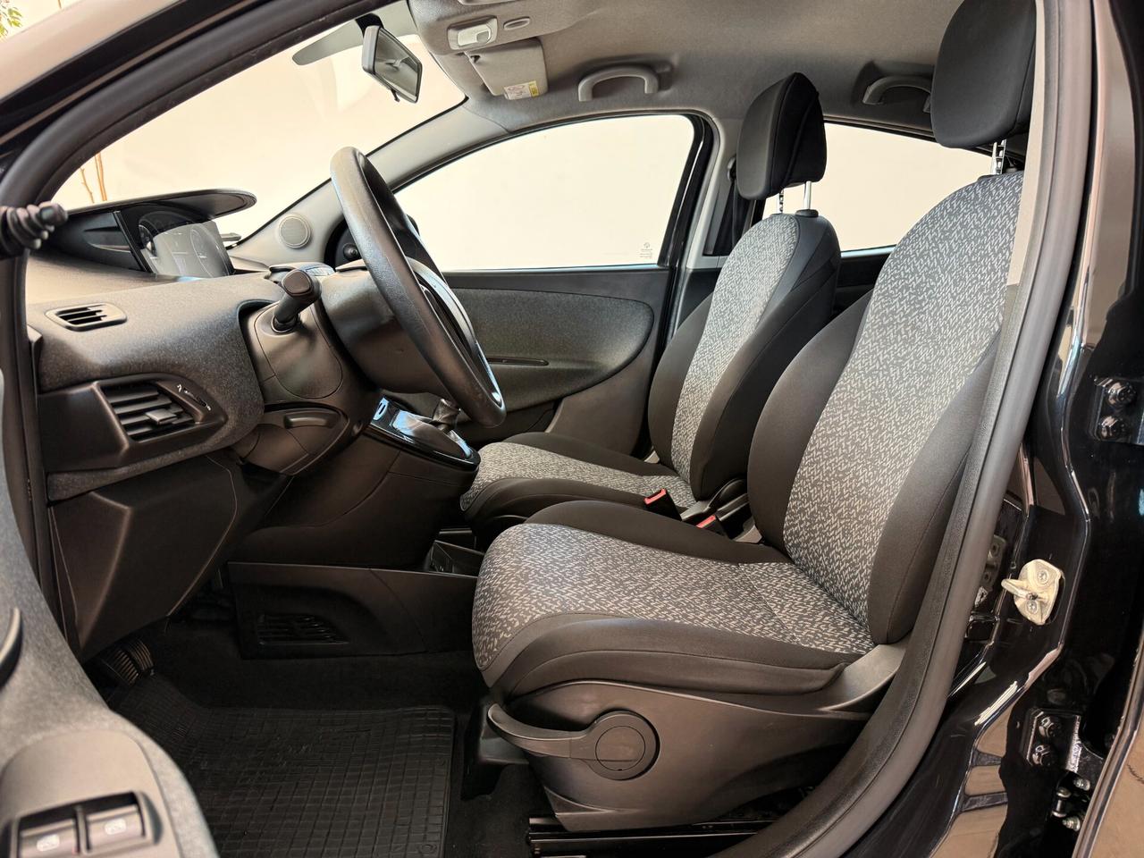 Lancia Ypsilon 1.0 FireFly 5 porte S&S Hybrid Ecochic Silver