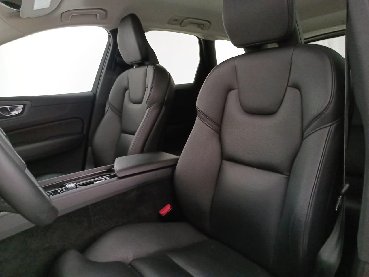 VOLVO XC60 2.0 b4 Plus Dark auto