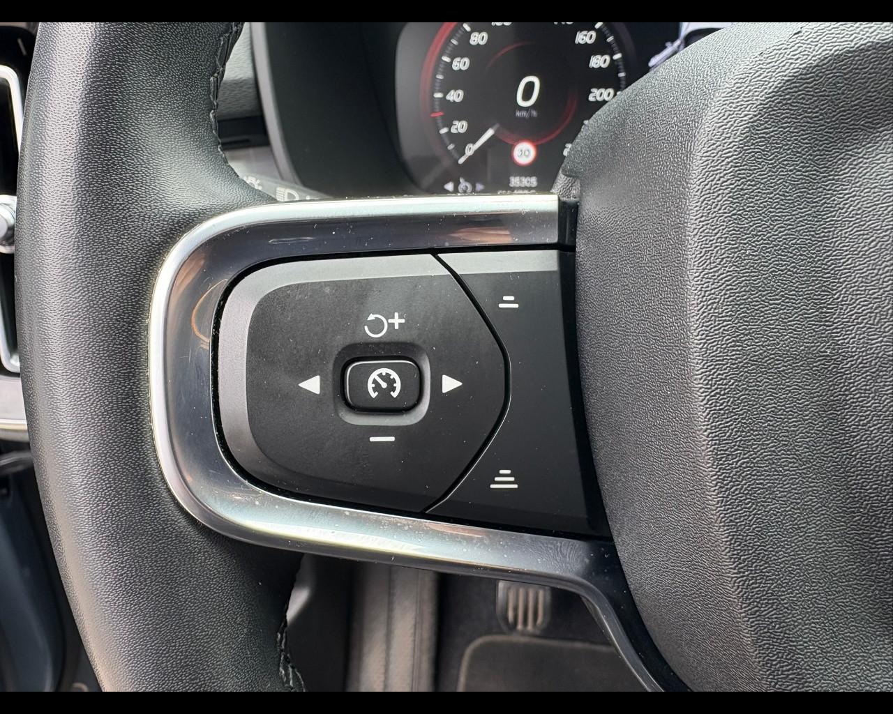 VOLVO XC40 (2017-->) - XC40 T2 Momentum Core
