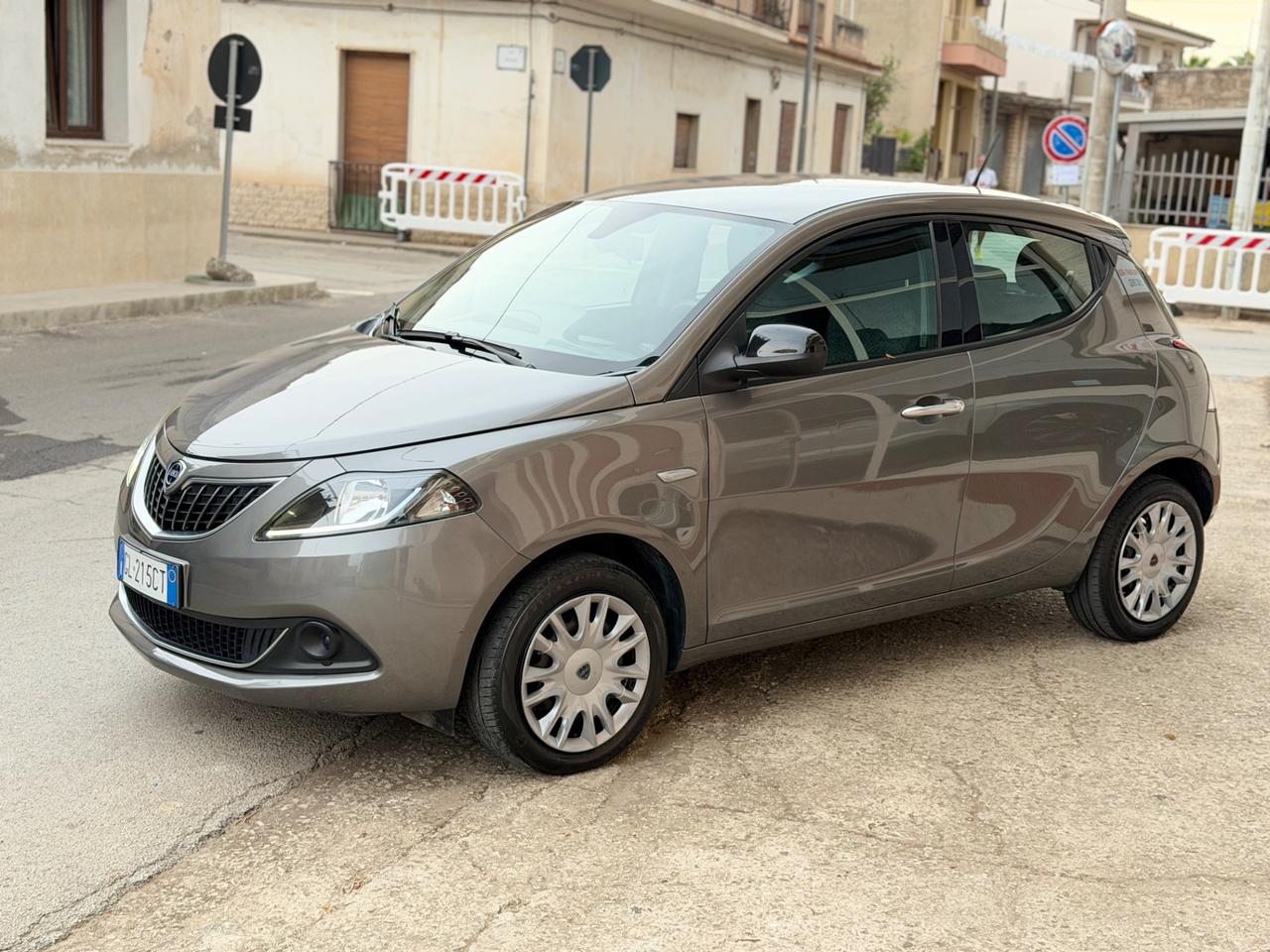 Lancia Ypsilon 1.0 FireFly 5 porte S&S Hybrid Silver