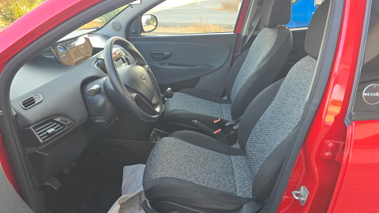 Lancia Ypsilon 1.0 FireFly 5 porte S&S Hybrid Ecochic Silver
