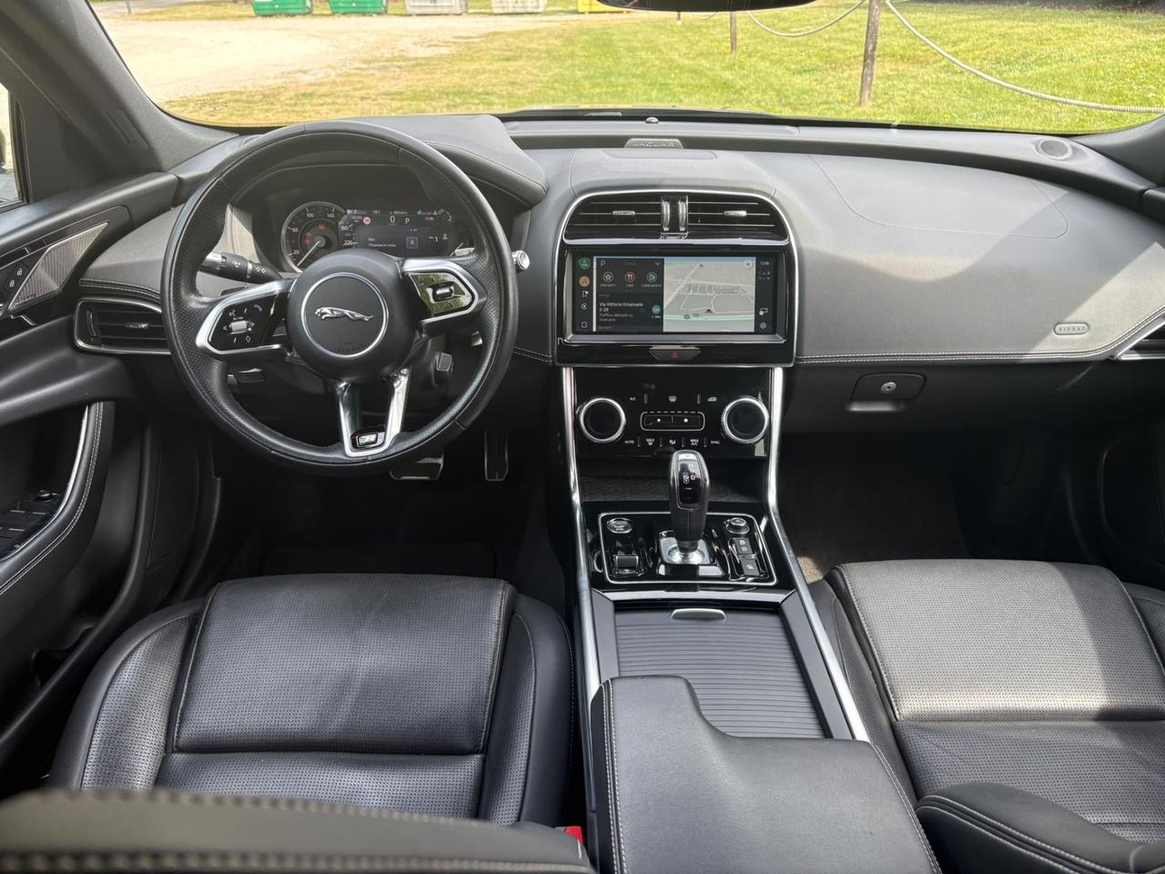 Jaguar XE 2.0 D 204 CV aut. R-Dynamic black edition