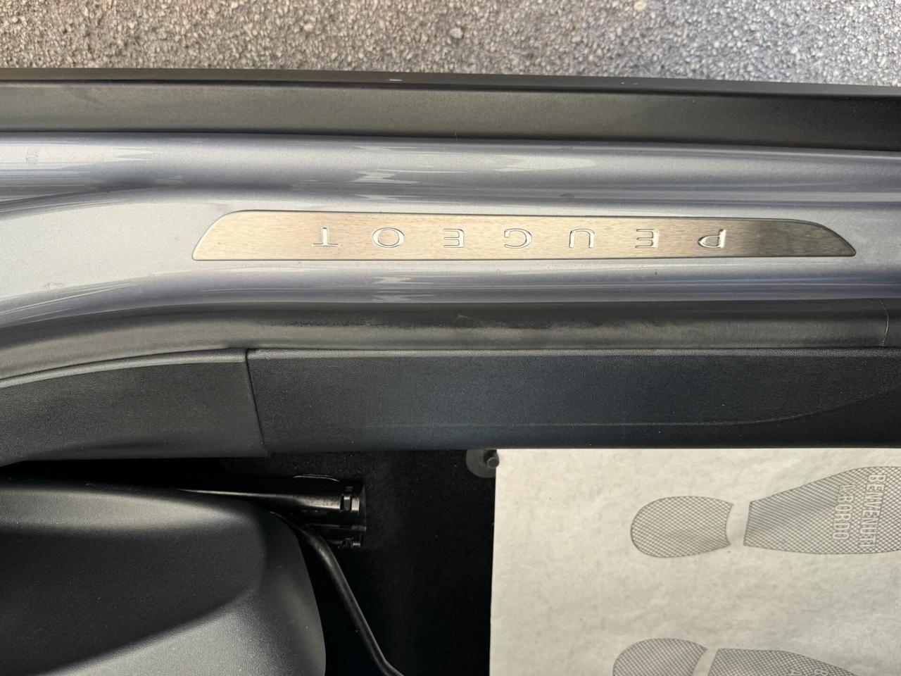 PEUGEOT 2008 EAT6 1.6DIESEL 120CV FULL OPTIONAL PARI AL NUOVO