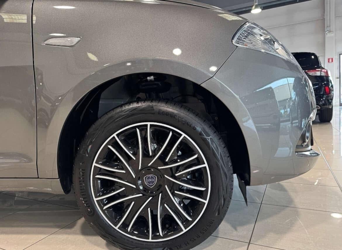 LANCIA YPSILON 1.0 70 CV HYBRID AUTO A NOLEGGIO CON KM ILLIMITATI