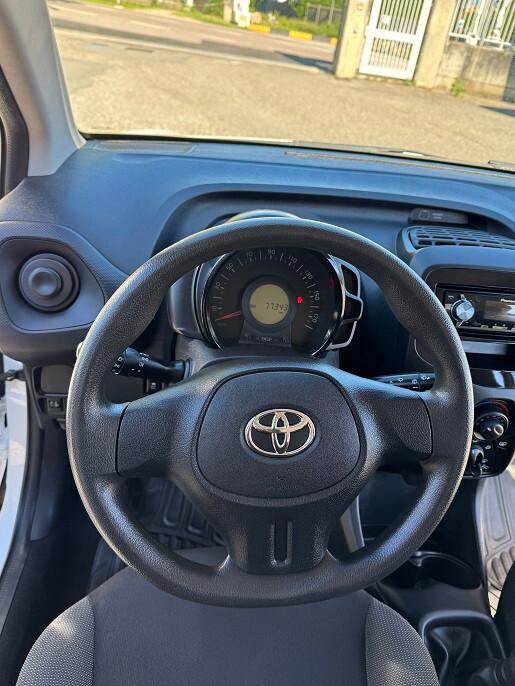 Toyota Aygo 1.0 VVT-i 69 CV 5 porte x-clusiv Black & White