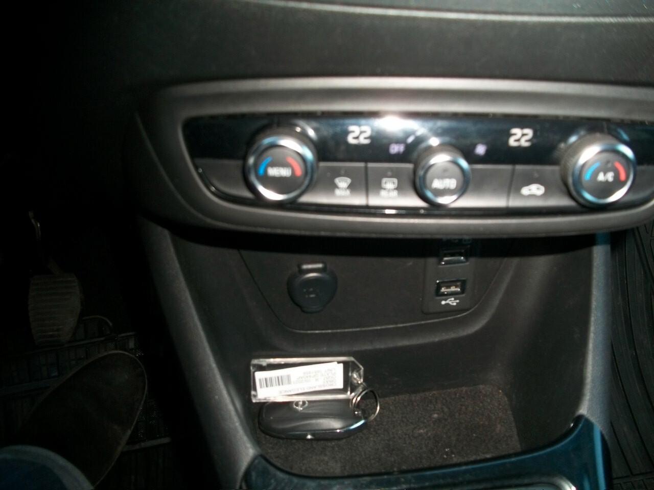 Opel Crossland 1.2 / 12V 110 CV Start&Stop Elegance KM69650 EURO 14990,00 COMPRESO IVA SU FATTURA BI COLORE GARANZIA UN ANNO