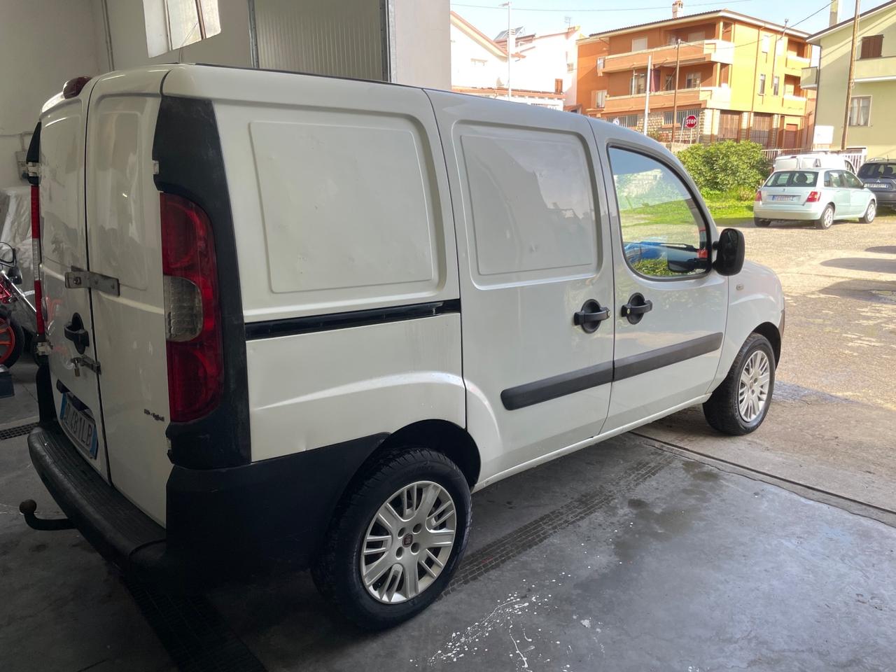 Fiat Doblo 1.9 JTD 105 cv con gancio traino