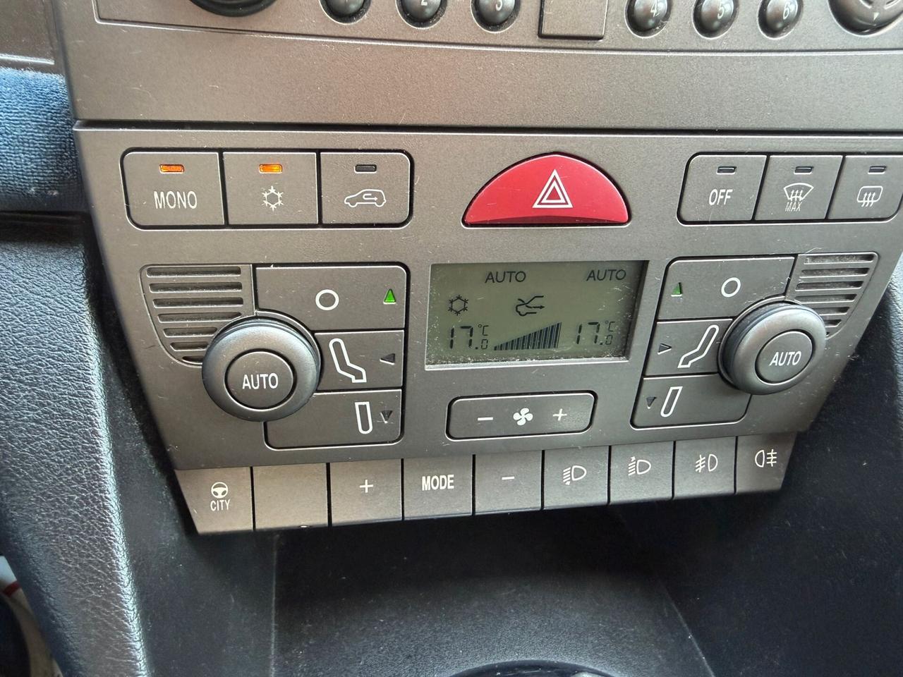 Lancia Ypsilon 1.2 16V Platino