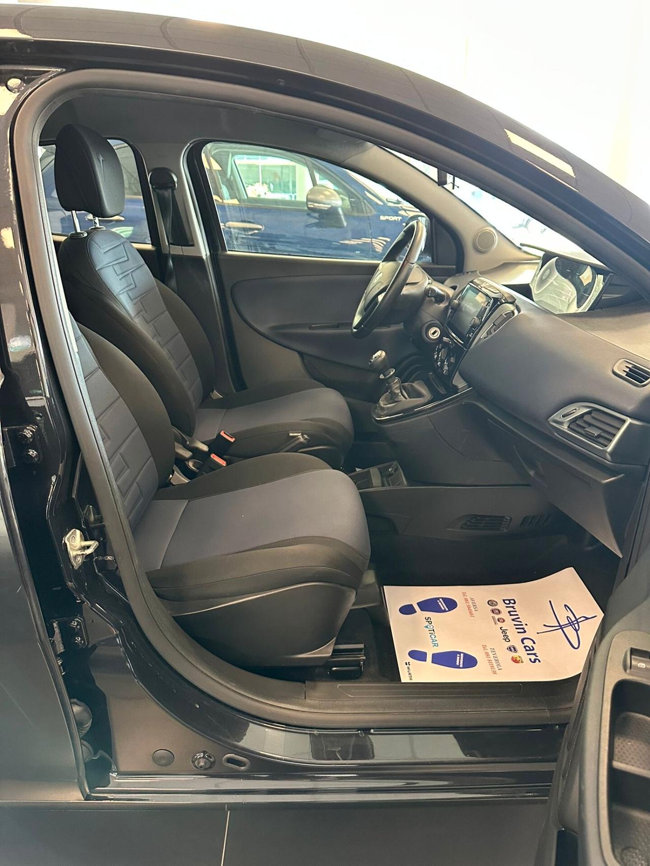 Lancia Ypsilon 1.0 FireFly 5 porte S&S Hybrid Platino