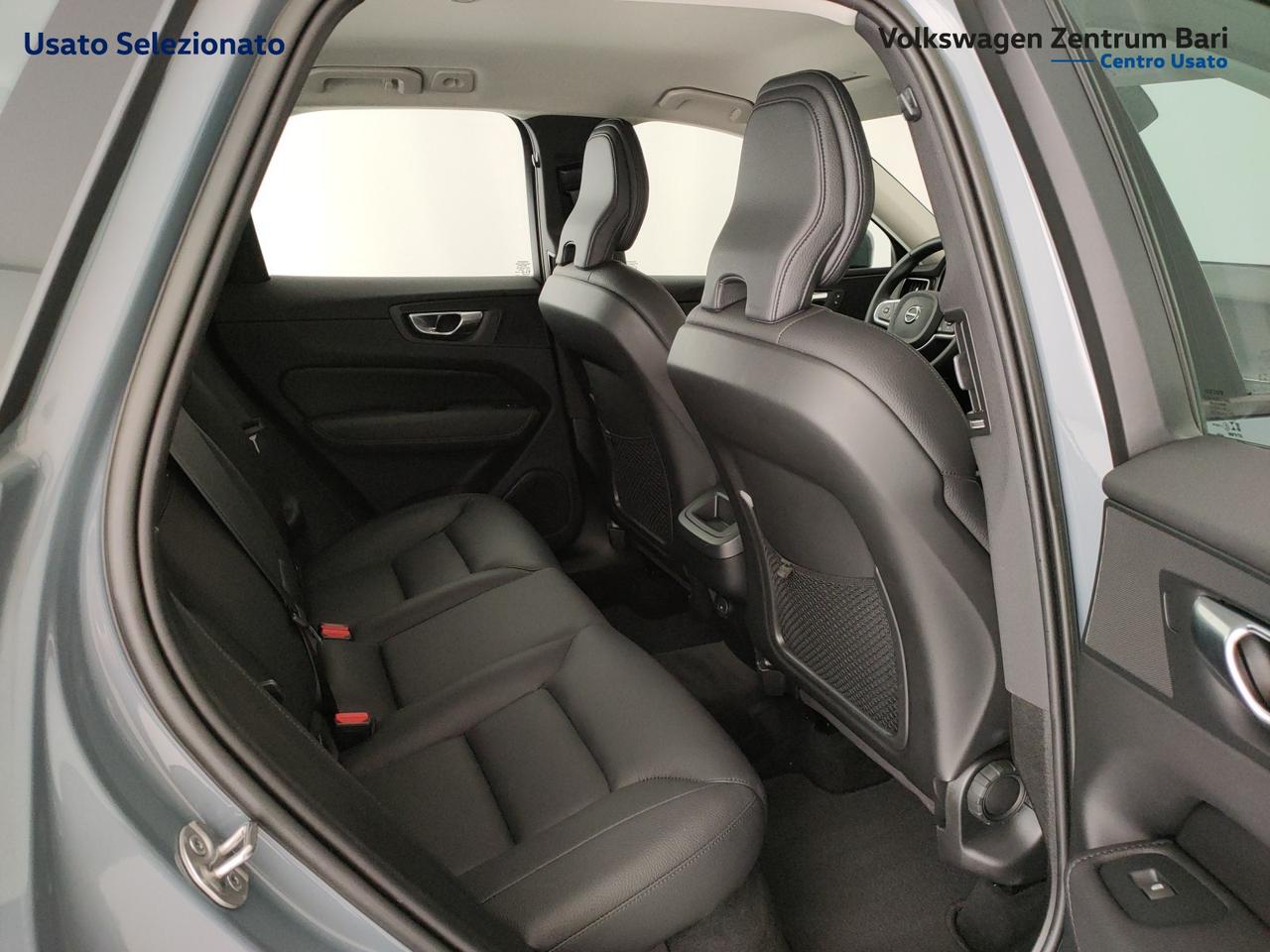Volvo XC60 2.0 b4 momentum pro awd auto