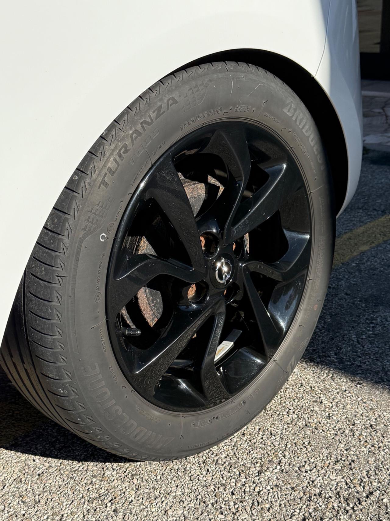 Opel Corsa 1.4 90CV Black&white Neopatentati