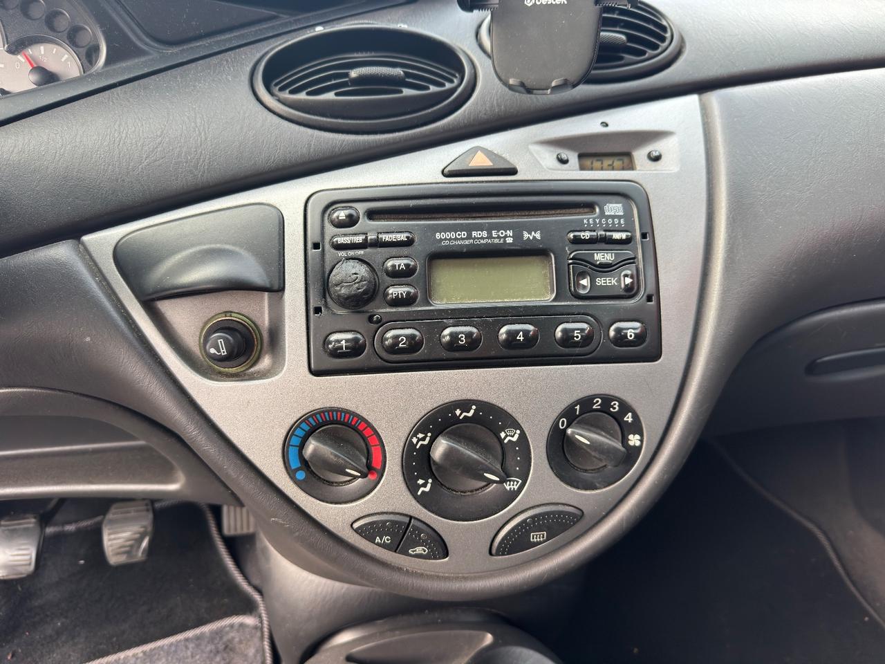 Ford Focus ADATTA A NEOPATENTATI 1.6i 16V cat 5p. Ghia