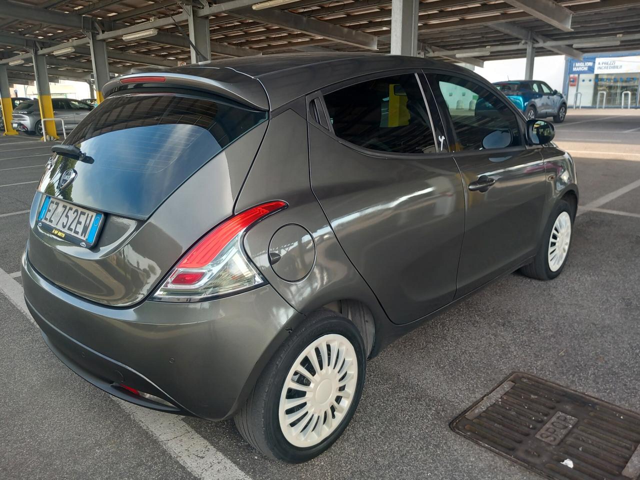 Lancia Ypsilon 1.2 69 CV 5 porte Gold