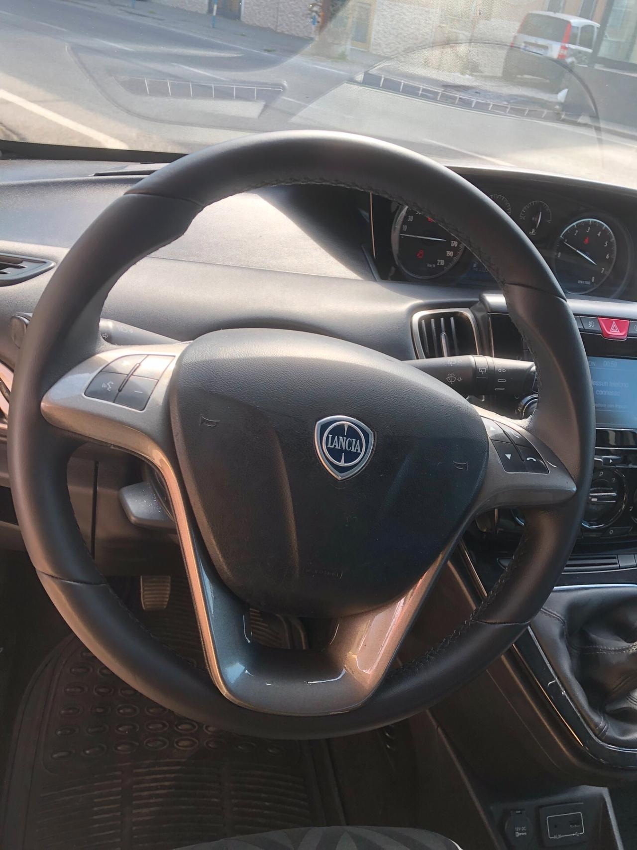 Lancia Ypsilon 0.9 TwinAir 85 CV 5 porte Metano Ecochic Platinum