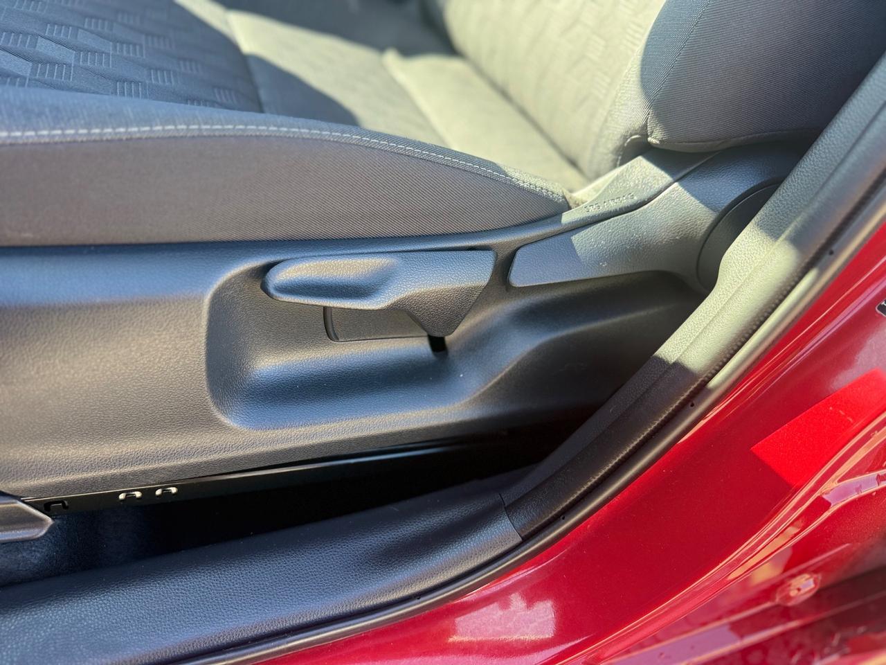 Toyota Yaris 1.5 Hybrid 5 porte red 2025