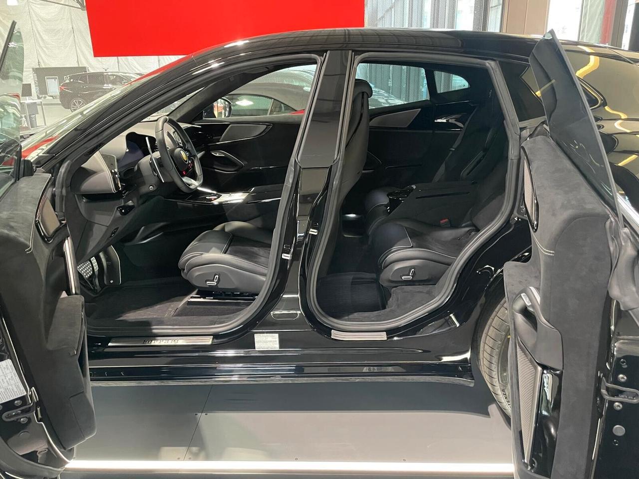 Ferrari Purosangue V12 DCT 4WD*Pano*Black