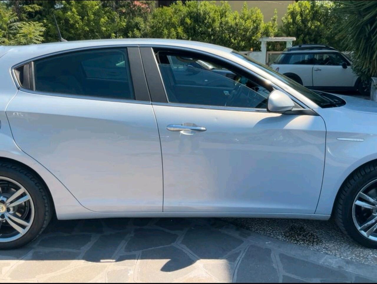 Alfa Romeo Giulietta 1.6 JTD105 cv ok neopatentati.