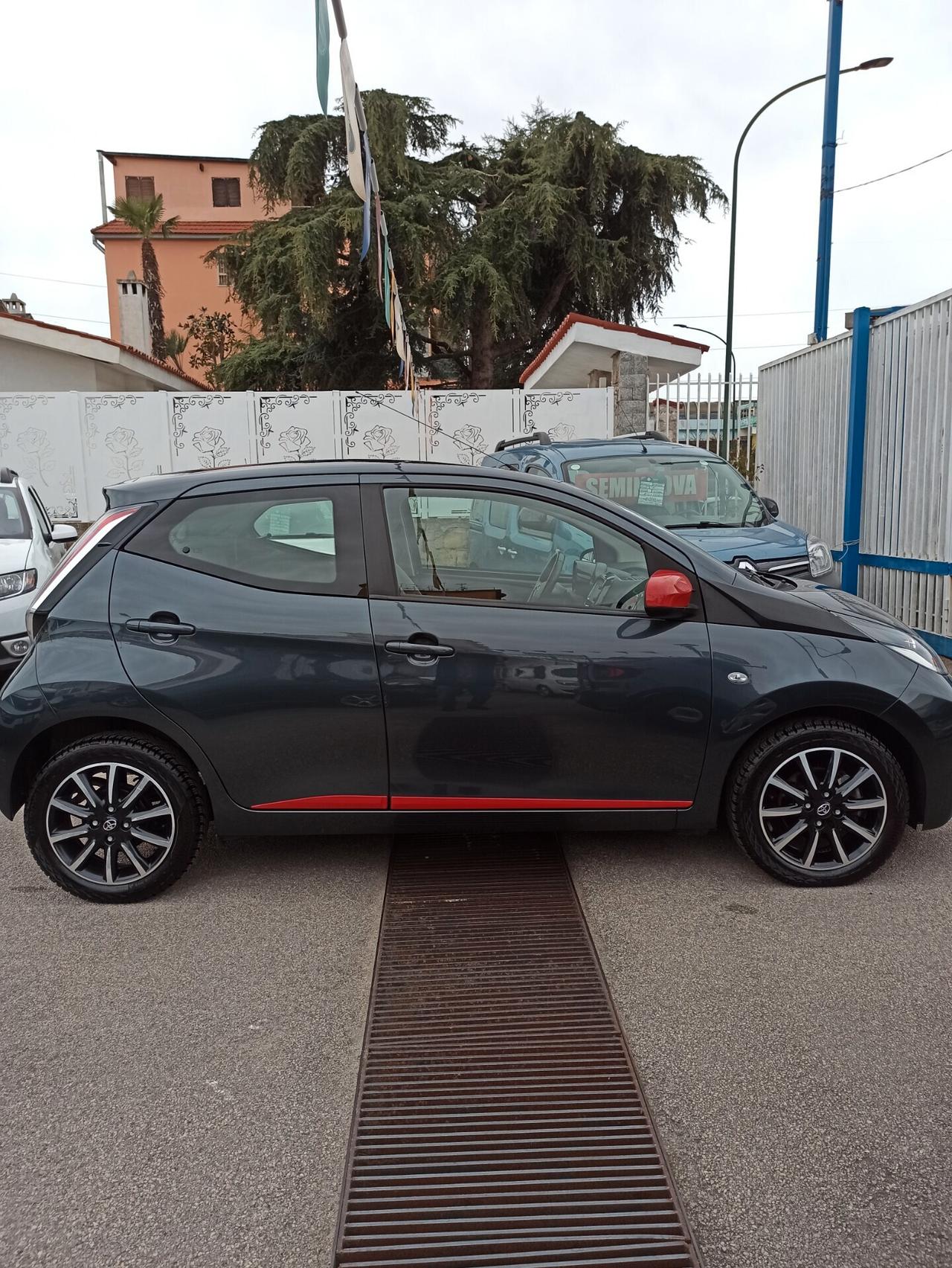 Toyota Aygo 1.0 VVT-i 69 CV 5 porte x-Black TSS MMT