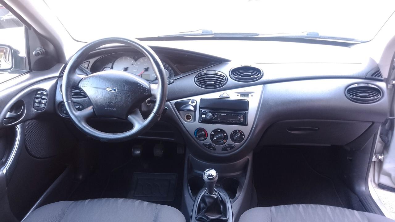 Ford Focus 1.6i 16V cat 5p. Zetec neopatentati