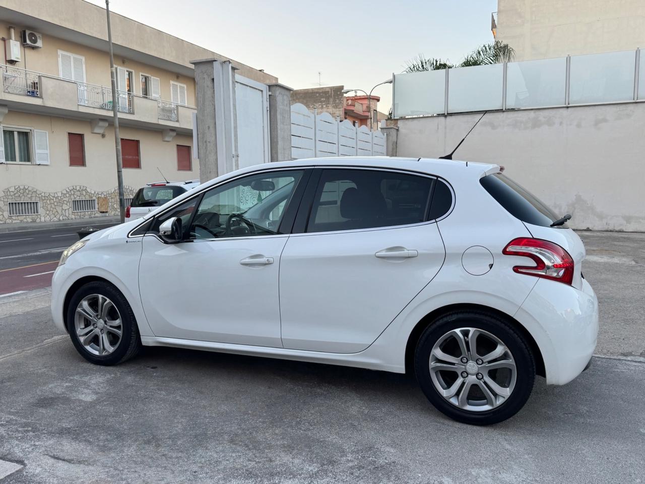 Peugeot 208 1.4 DIESEL 68CV Allure 11/2012
