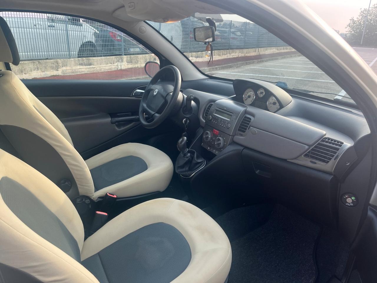 Lancia Ypsilon 1.2 Argento TETTO PANORAMICO APRIBILE ADATTA AI NEOPATENTATI