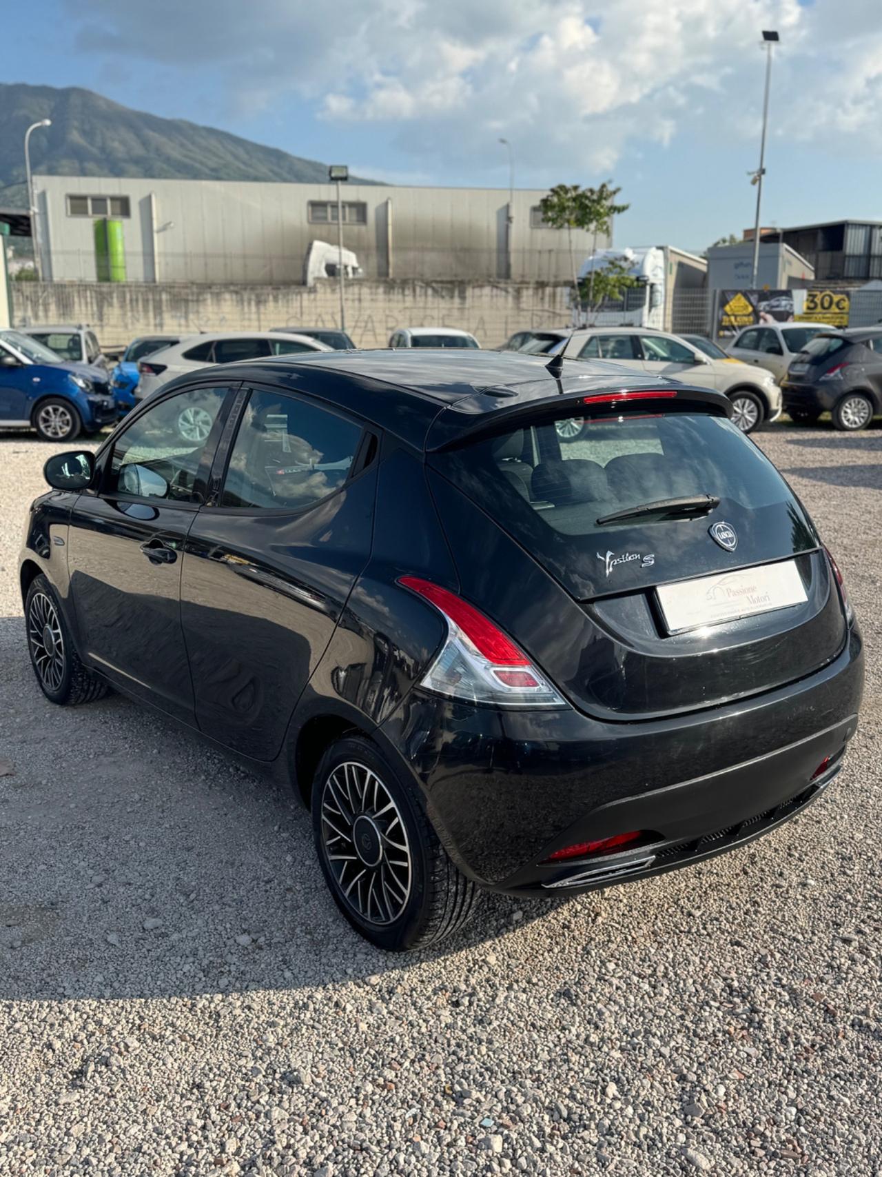 Lancia Ypsilon 1.2 69 CV 5 porte GPL Momo design