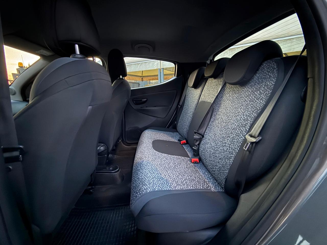 Lancia Ypsilon 1.0 FireFly S&S Hybrid Silver