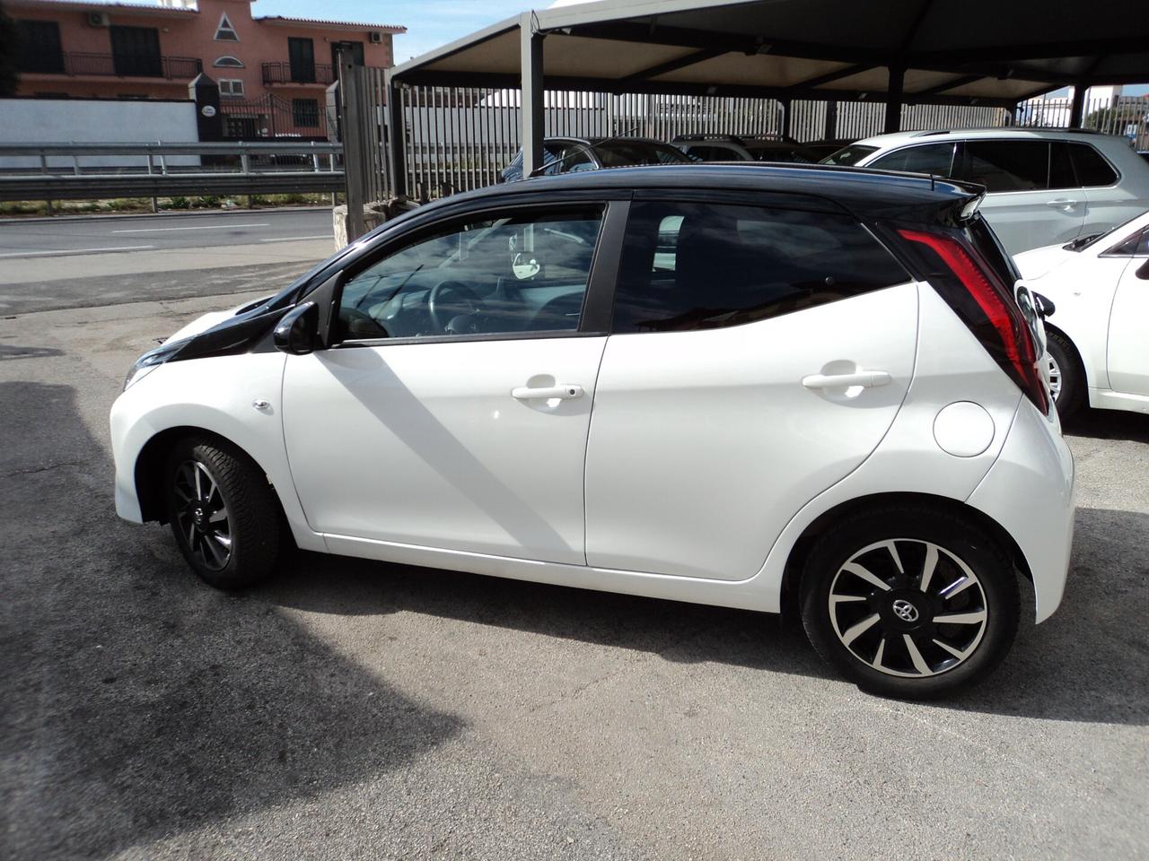 Toyota Aygo Connect 1.0 VVT-i 72 CV 5 porte x-clusiv
