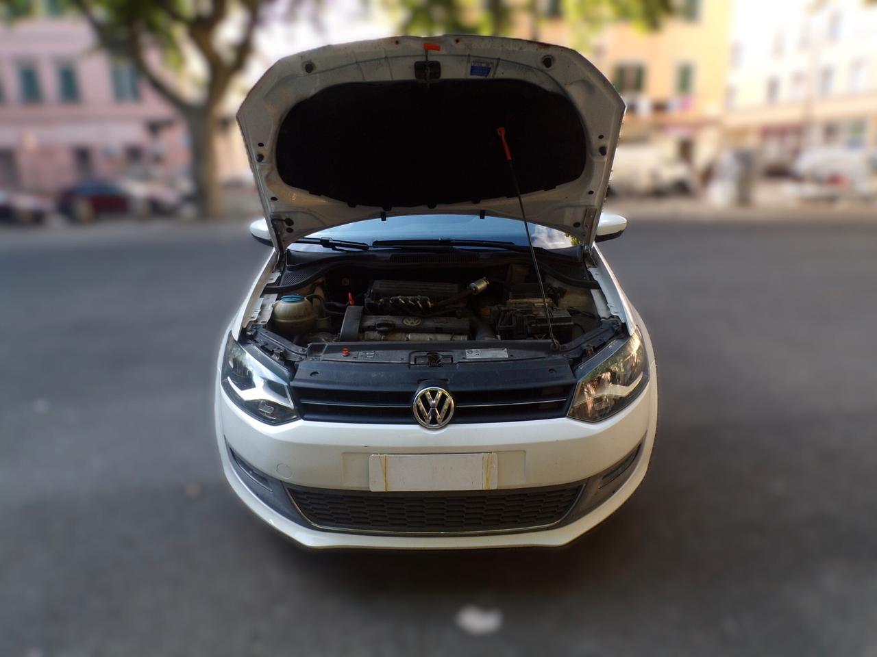 AUTO VOLKSWAGEN POLO 5P COMFORTLINE BI-FUEL DEL 2010 CON 227.500 KM