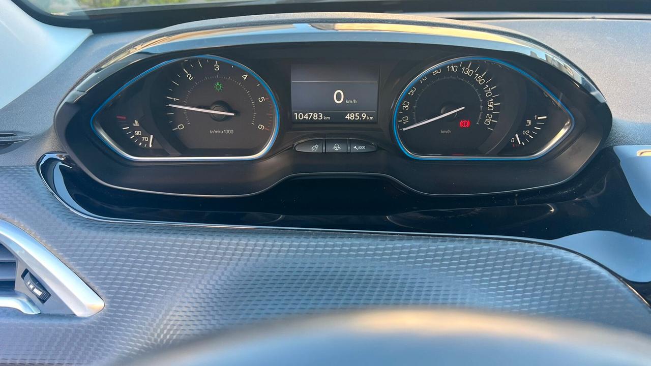 Peugeot 2008 BlueHDi 100 Allure Navi+Retrocamera