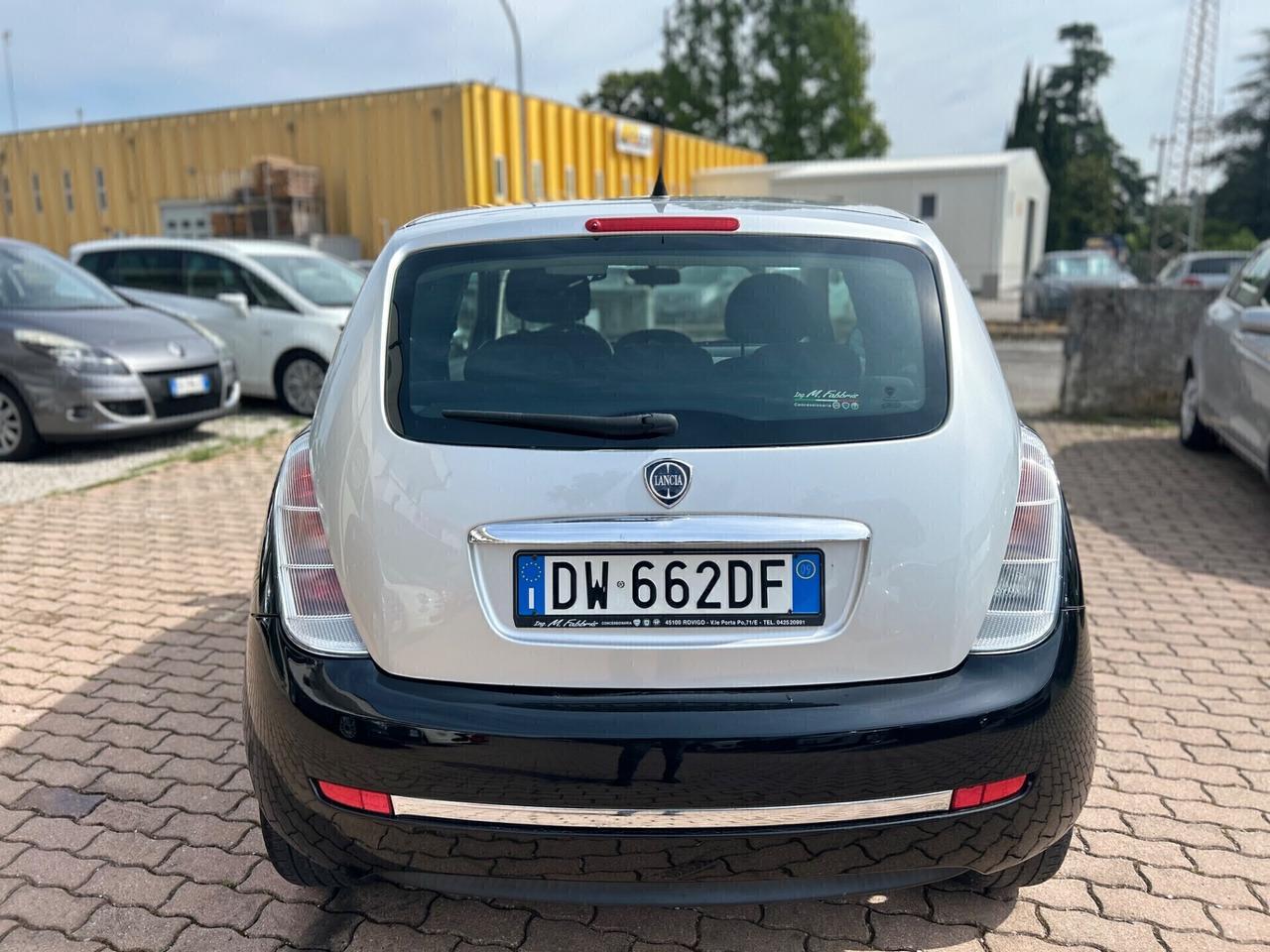 Lancia Ypsilon 1.3 MJT 75 CV Versus