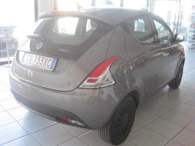 Lancia Ypsilon 1.0 FireFly 5 porte S&S Hybrid Ecochic Silver