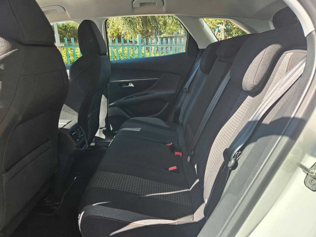 Peugeot 3008 BlueHDi 130 S&S EAT8 Allure