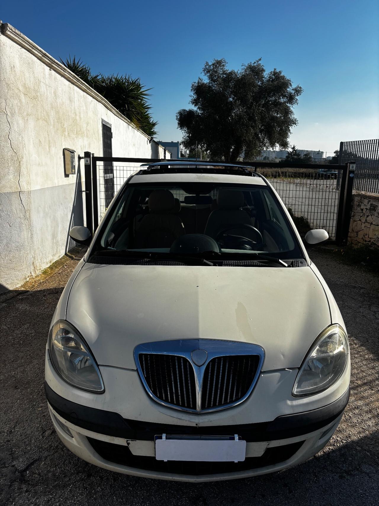 Lancia Ypsilon 1.2 16V Platino