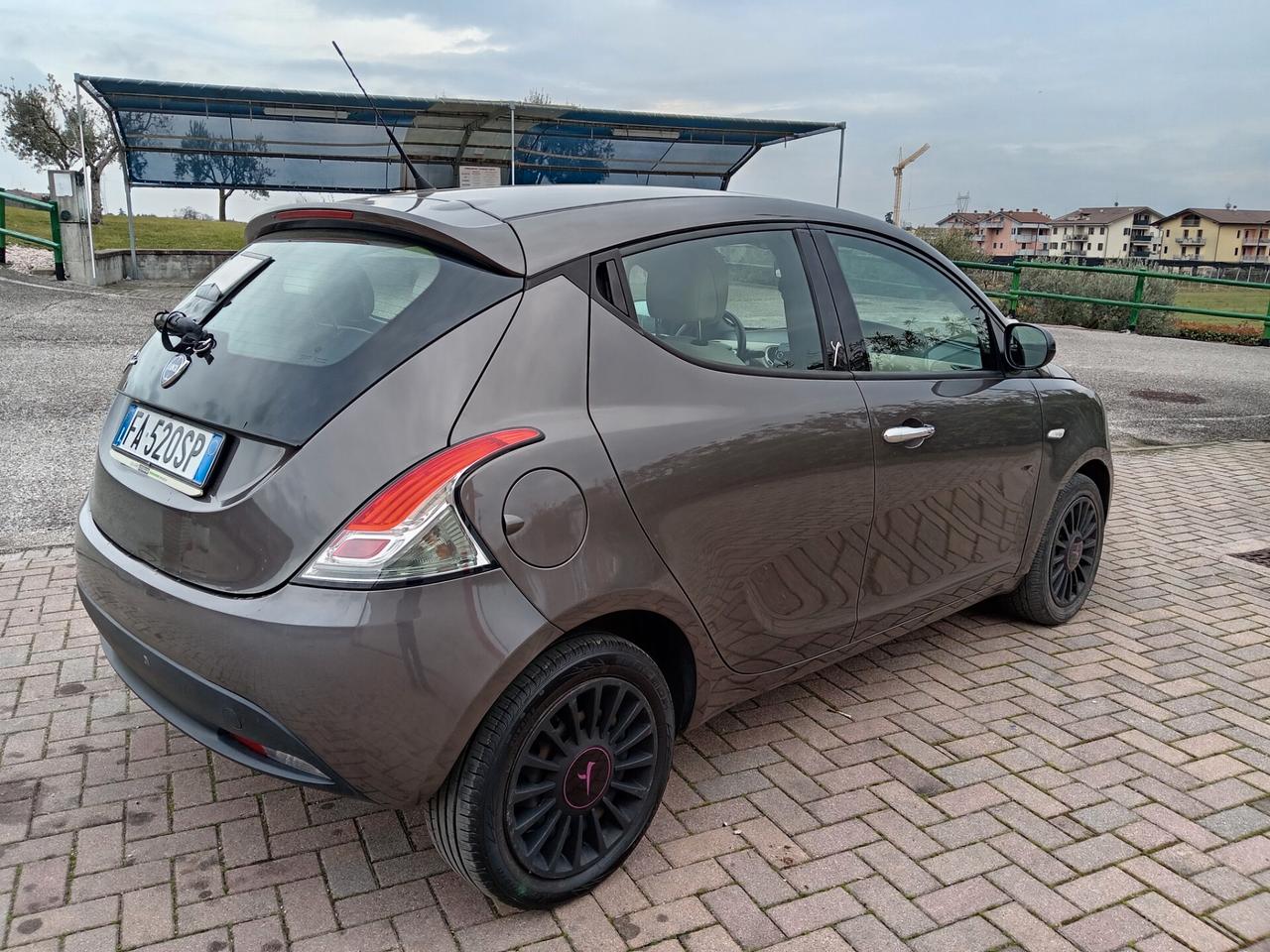 Lancia Ypsilon 0.9 TwinAir 85 CV 5 porte S&S Gold