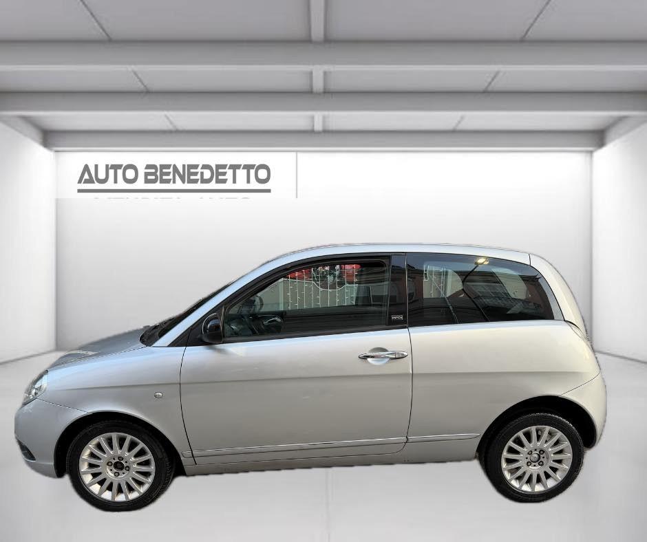 Lancia Ypsilon 1.2 69 CV Silver 10.2012