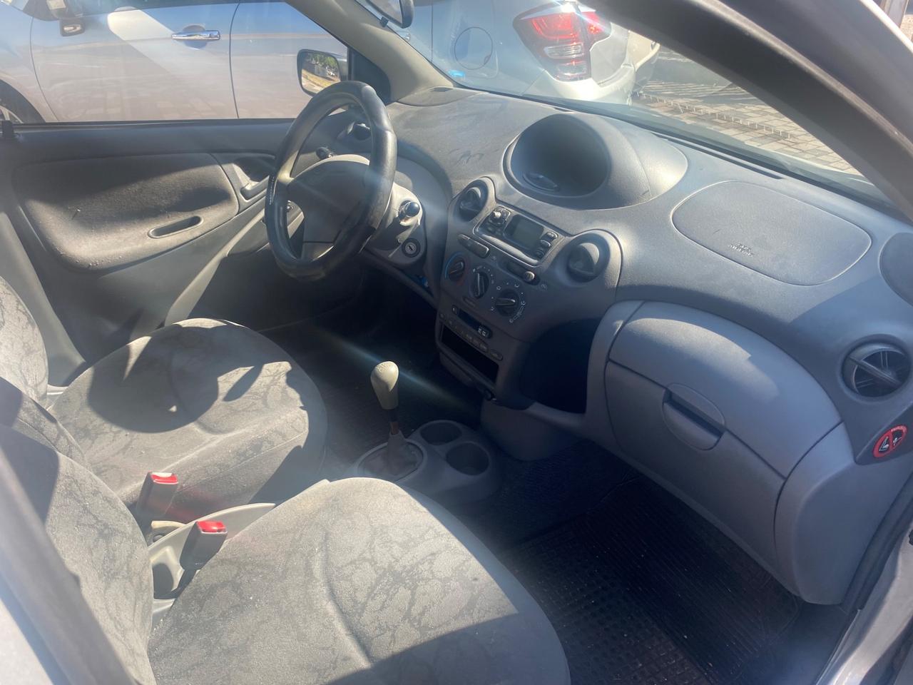 Toyota Yaris 1.0i 16V cat 5 porte Sol