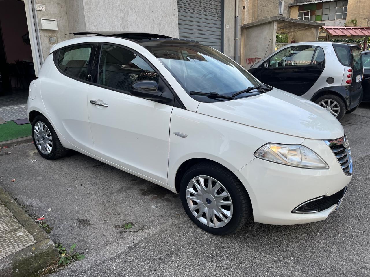LANCIA YPSILON 5P CON TETTO PANORAMICO APRIBILE