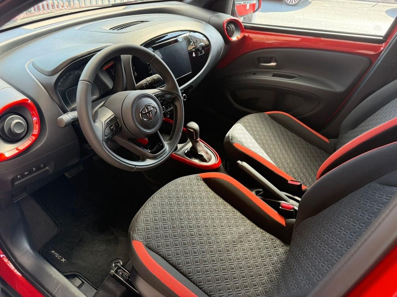Toyota Aygo X 1.0 VVT-i 72 CV 5 porte Lounge - AUTOMATICA . SOLO 800 KM