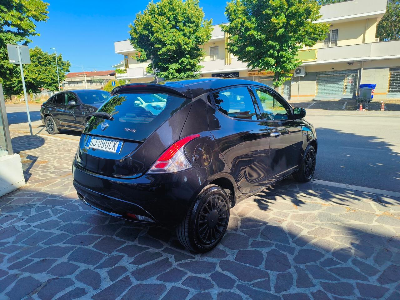 Lancia Ypsilon 1.0 FireFly 5 porte S&S Hybrid Ecochic Silver