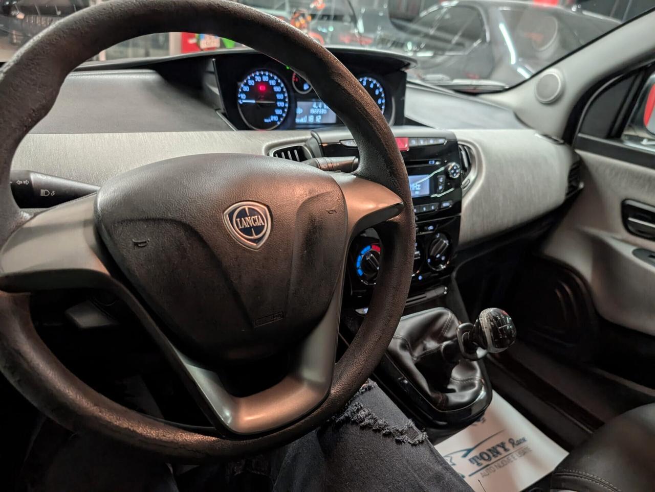 Lancia Ypsilon 0.9 TwinAir 85 CV 5 porte Metano Ecochic Silver