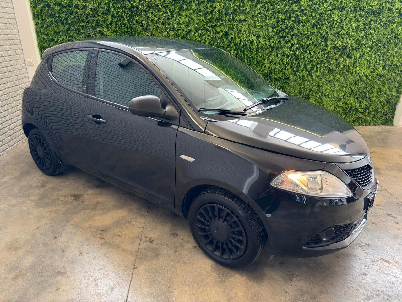 Lancia Ypsilon 1.0 FireFly 5 porte S&S Hybrid Ecochic Silver