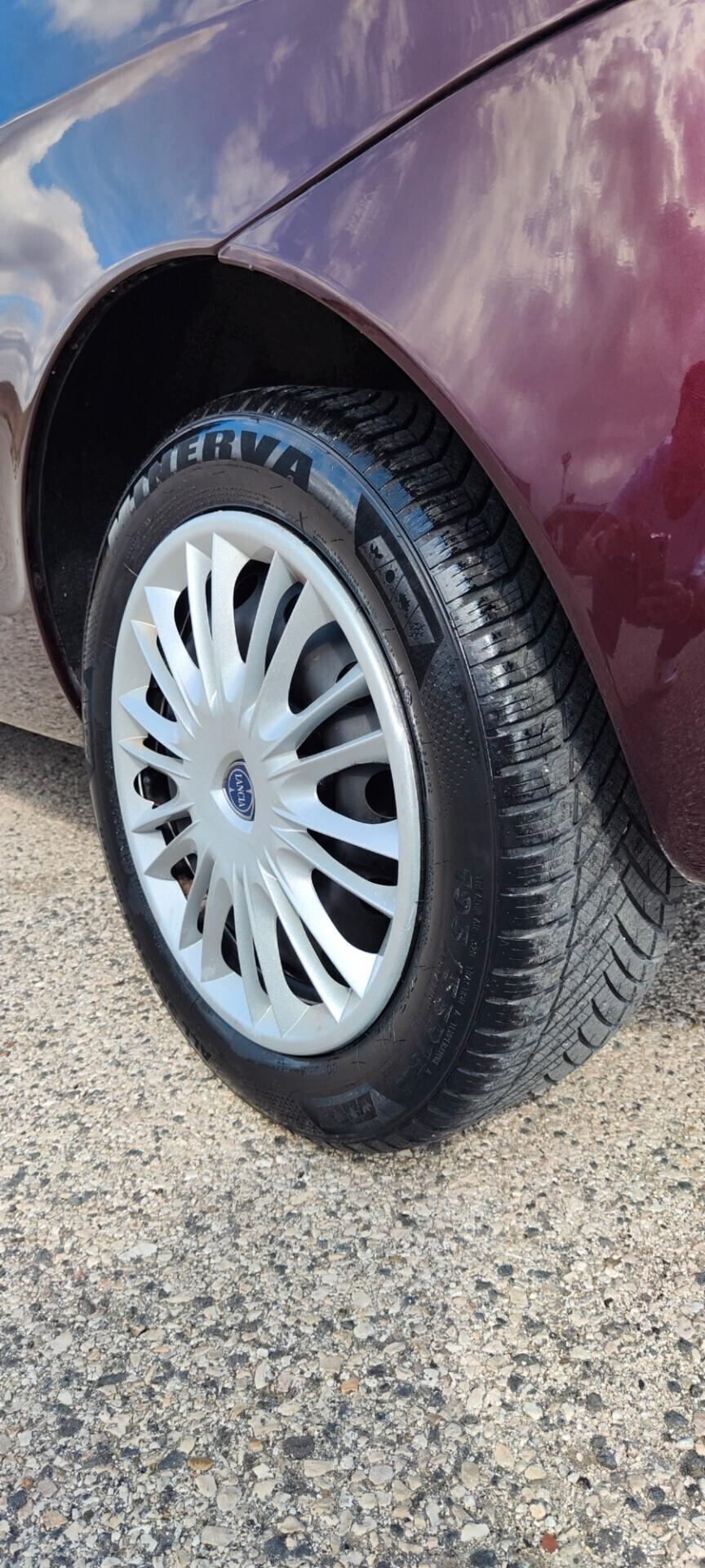 Lancia Ypsilon 1.3 MJT 75 CV Versus