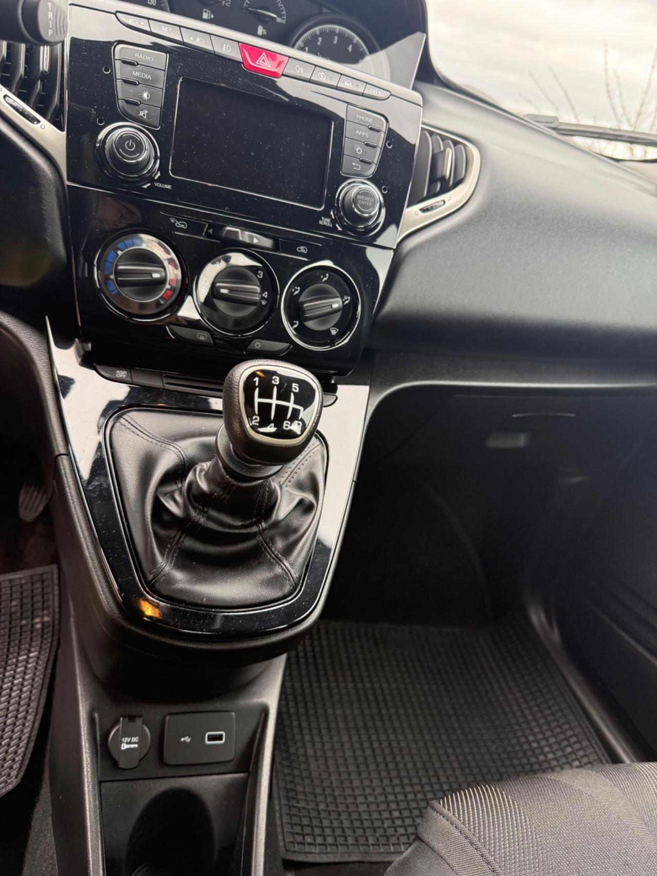 Lancia Ypsilon 1.0 FireFly 5 porte S&S Hybrid Ecochic Gold